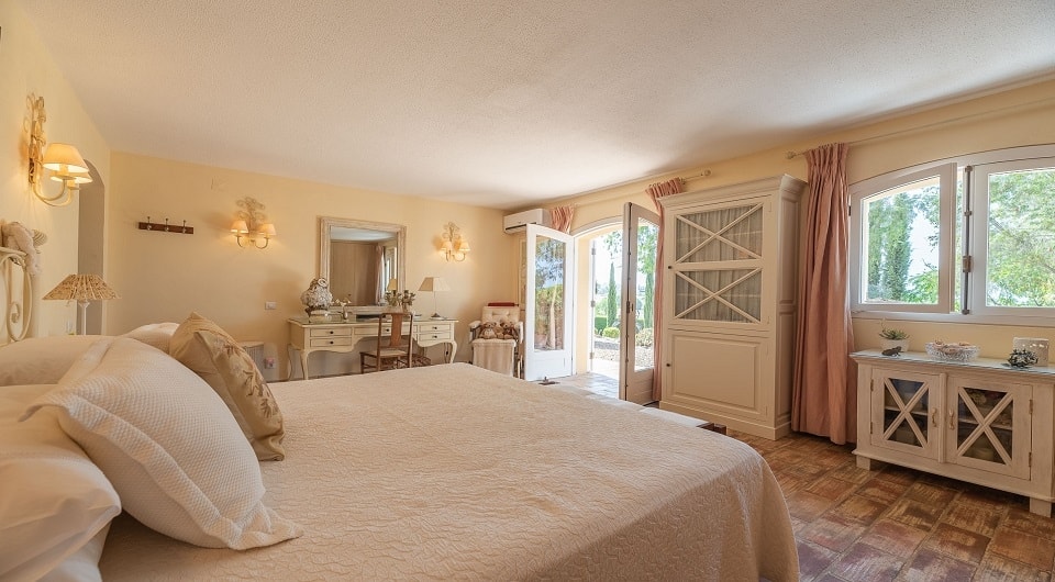 Charming property with stunning private setting in Olhos de Agua, Albufeira