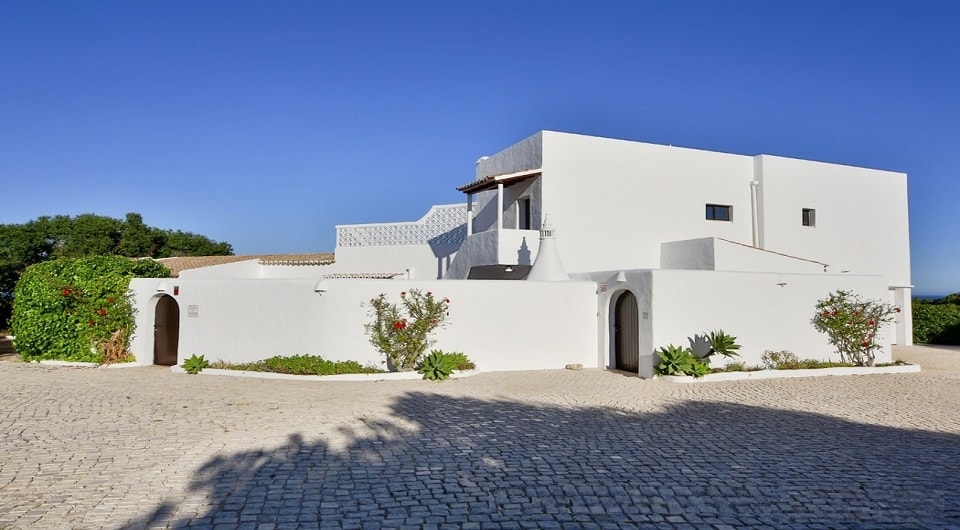 EXCLUSIF en Bord de mer villa de cinq chambres et chalet séparé!!! pour la vente dans les Porches