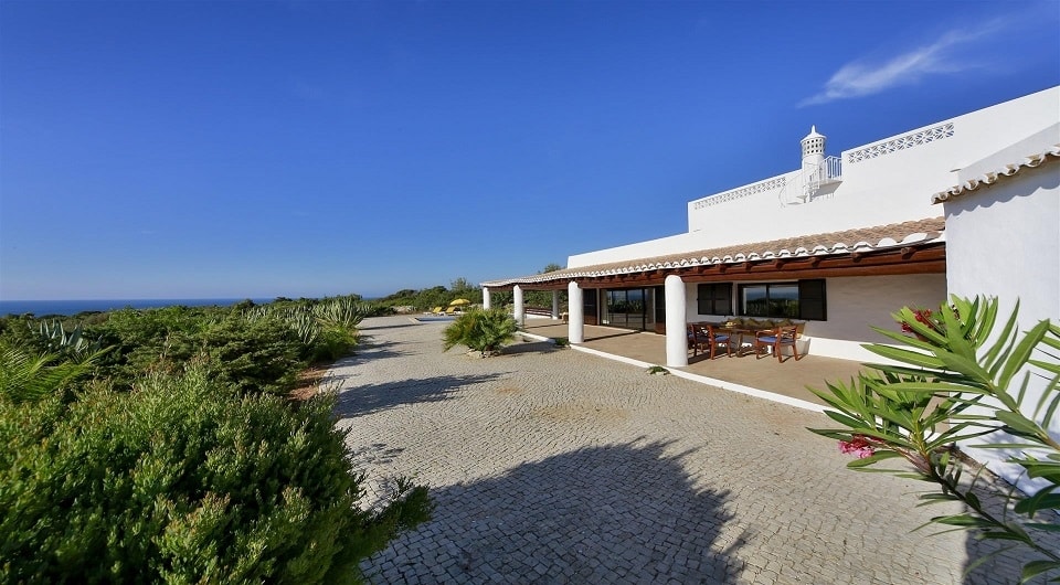 EXCLUSIF en Bord de mer villa de cinq chambres et chalet séparé!!! pour la vente dans les Porches