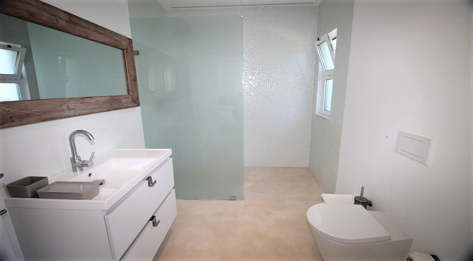 Recently renovated modern single storey 4 bedroom villa in Carvoeiro, Algarve