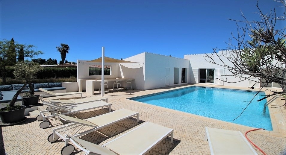 Recently renovated modern single storey 4 bedroom villa in Carvoeiro, Algarve