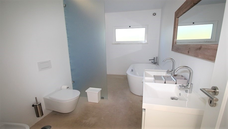 Recently renovated modern single storey 4 bedroom villa in Carvoeiro, Algarve
