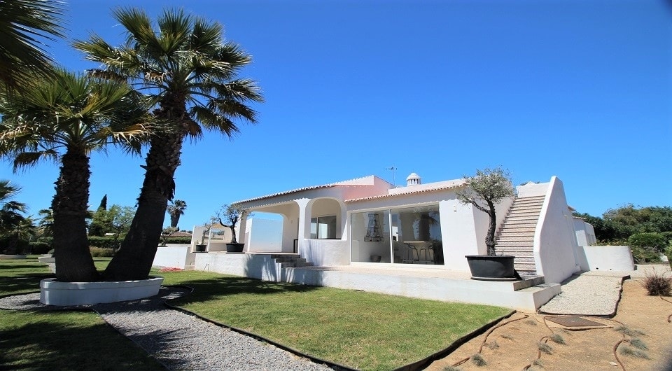 Recently renovated modern single storey 4 bedroom villa in Carvoeiro, Algarve