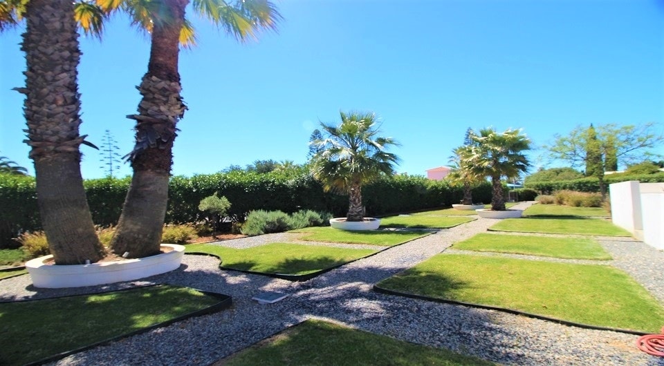 Recently renovated modern single storey 4 bedroom villa in Carvoeiro, Algarve