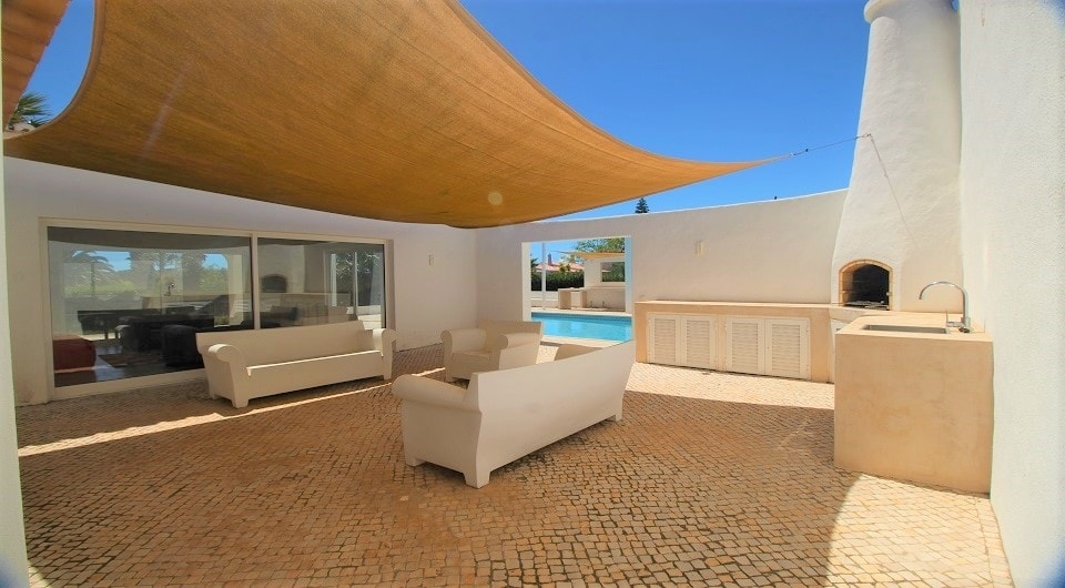 Recently renovated modern single storey 4 bedroom villa in Carvoeiro, Algarve