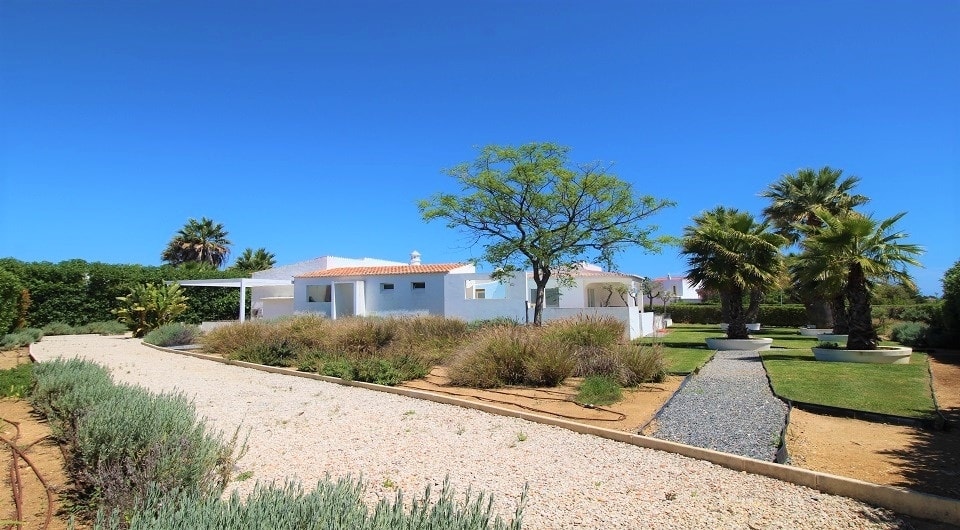 Recently renovated modern single storey 4 bedroom villa in Carvoeiro, Algarve