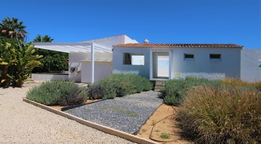 Recently renovated modern single storey 4 bedroom villa in Carvoeiro, Algarve
