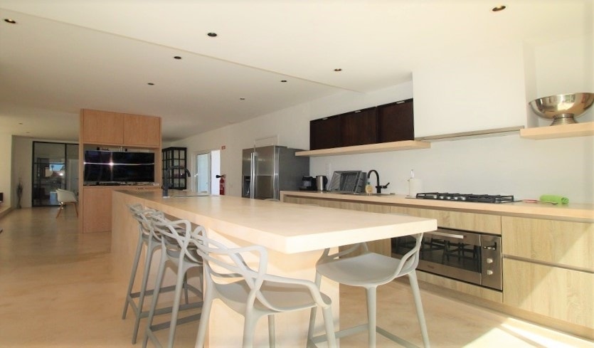 Recently renovated modern single storey 4 bedroom villa in Carvoeiro, Algarve