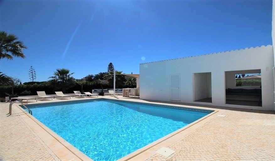 Recently renovated modern single storey 4 bedroom villa in Carvoeiro, Algarve