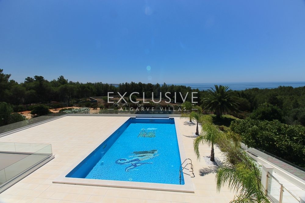 Large ocean front villa with 5 bedrooms near Alvor