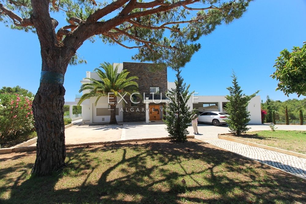 Large ocean front villa with 5 bedrooms near Alvor