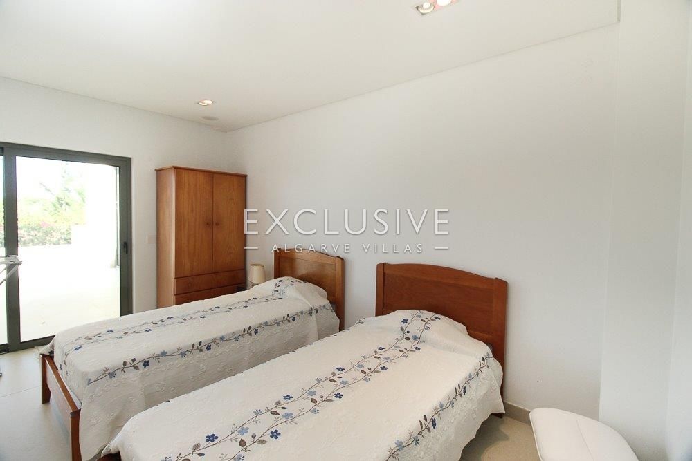Large ocean front villa with 5 bedrooms near Alvor