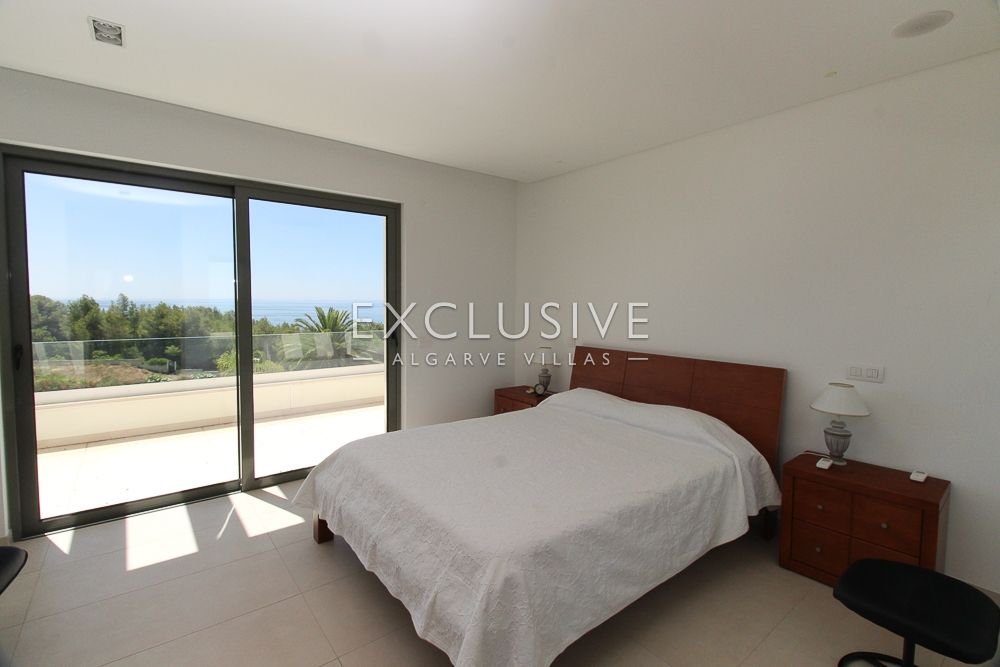 Large ocean front villa with 5 bedrooms near Alvor