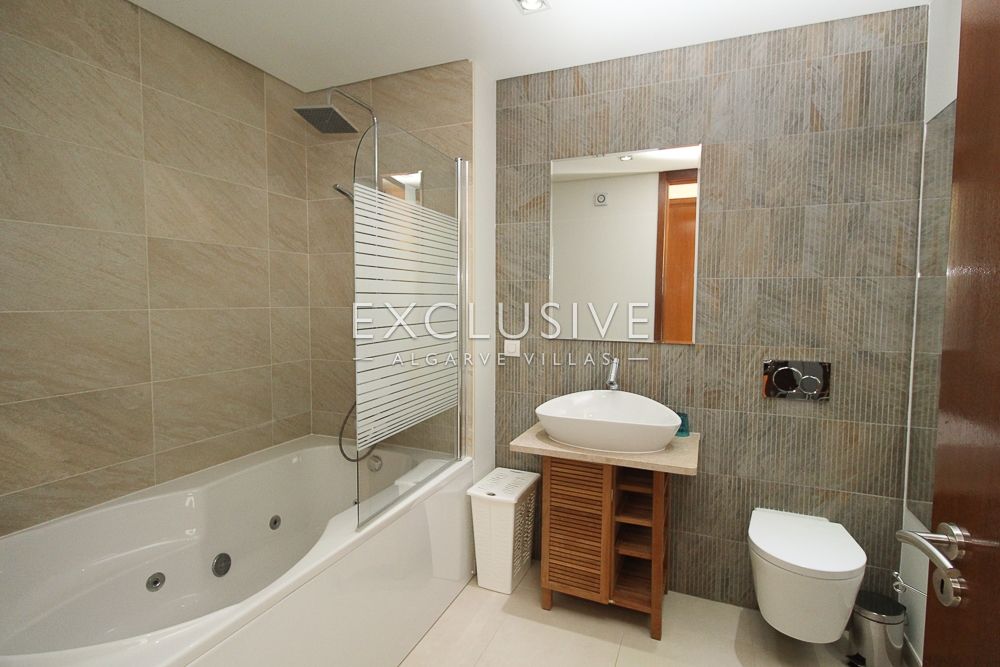 Large ocean front villa with 5 bedrooms near Alvor