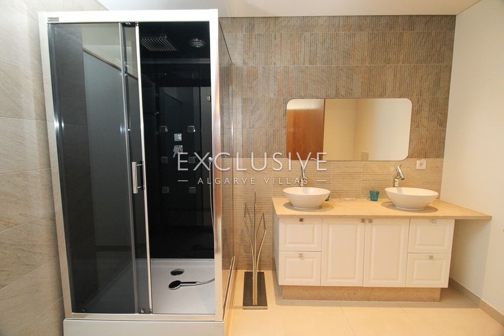 Large ocean front villa with 5 bedrooms near Alvor