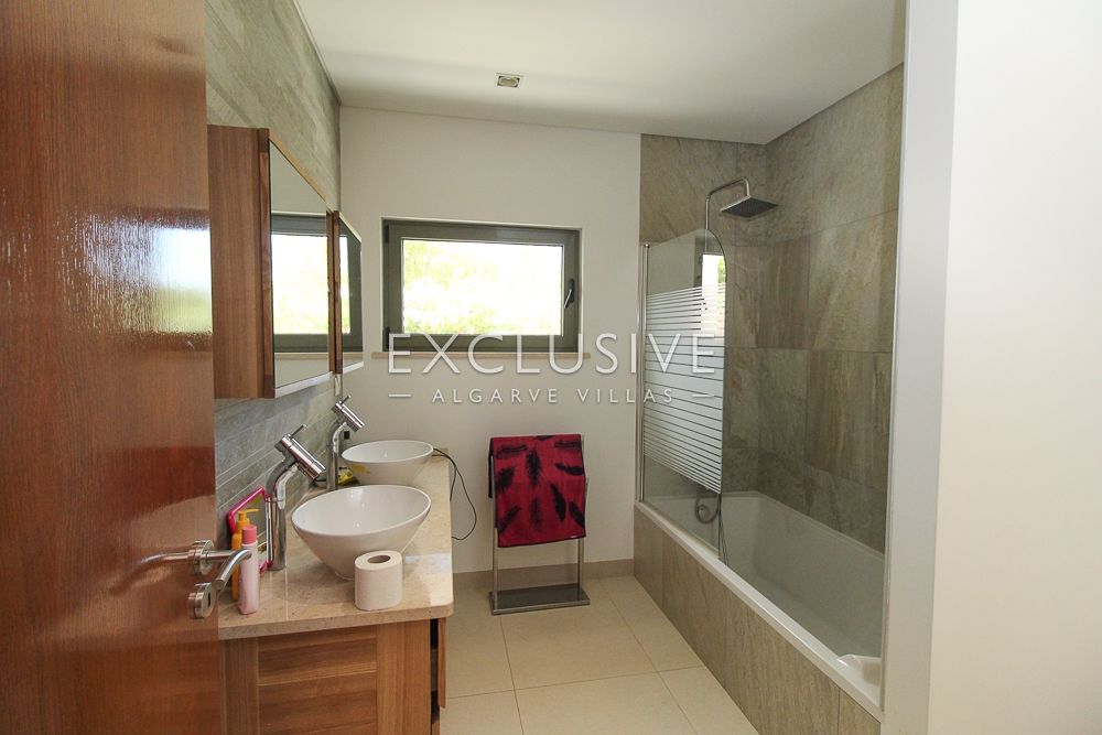 Large ocean front villa with 5 bedrooms near Alvor