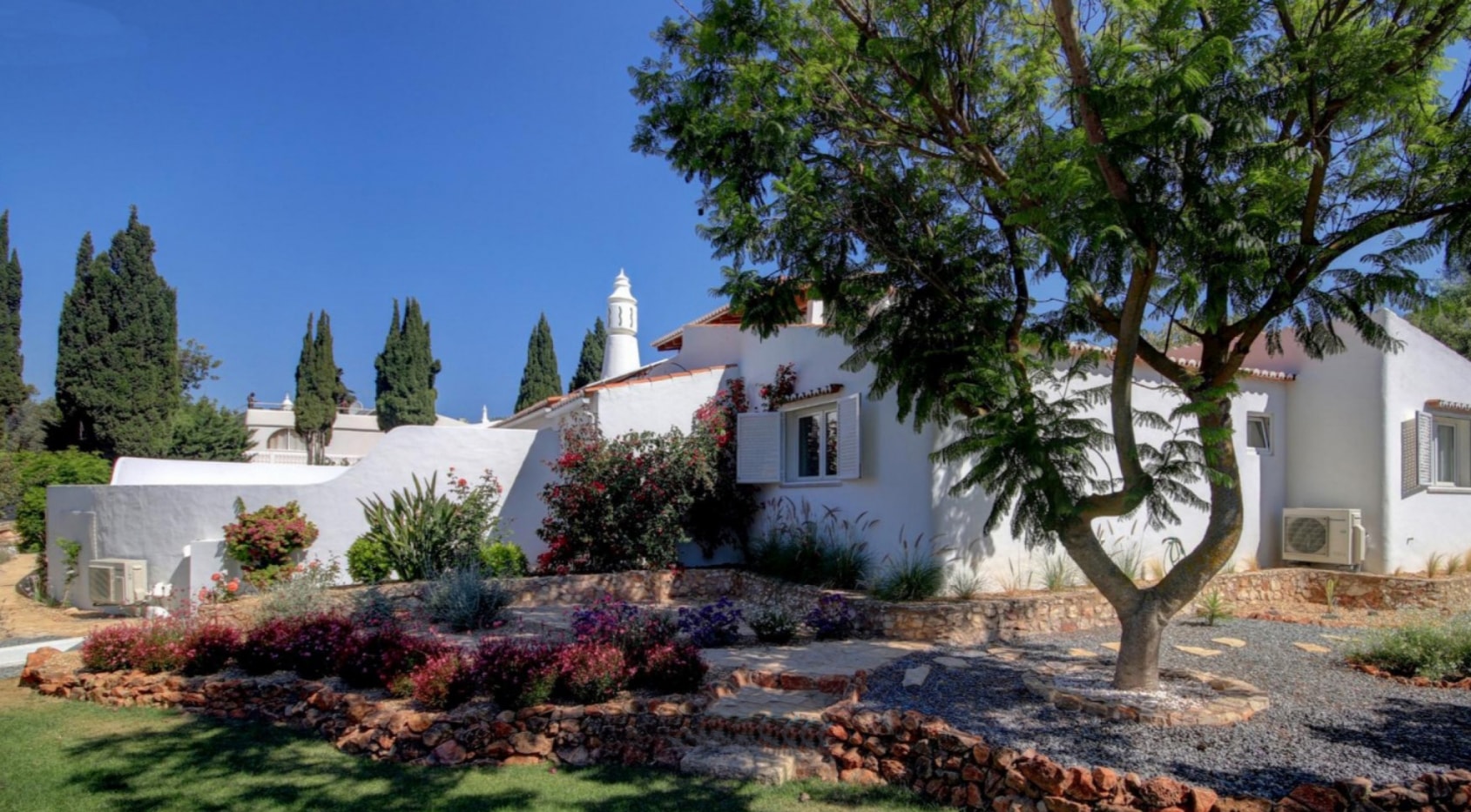 Charming villa a few steps from Carvoeiro center, sea view, Algarve