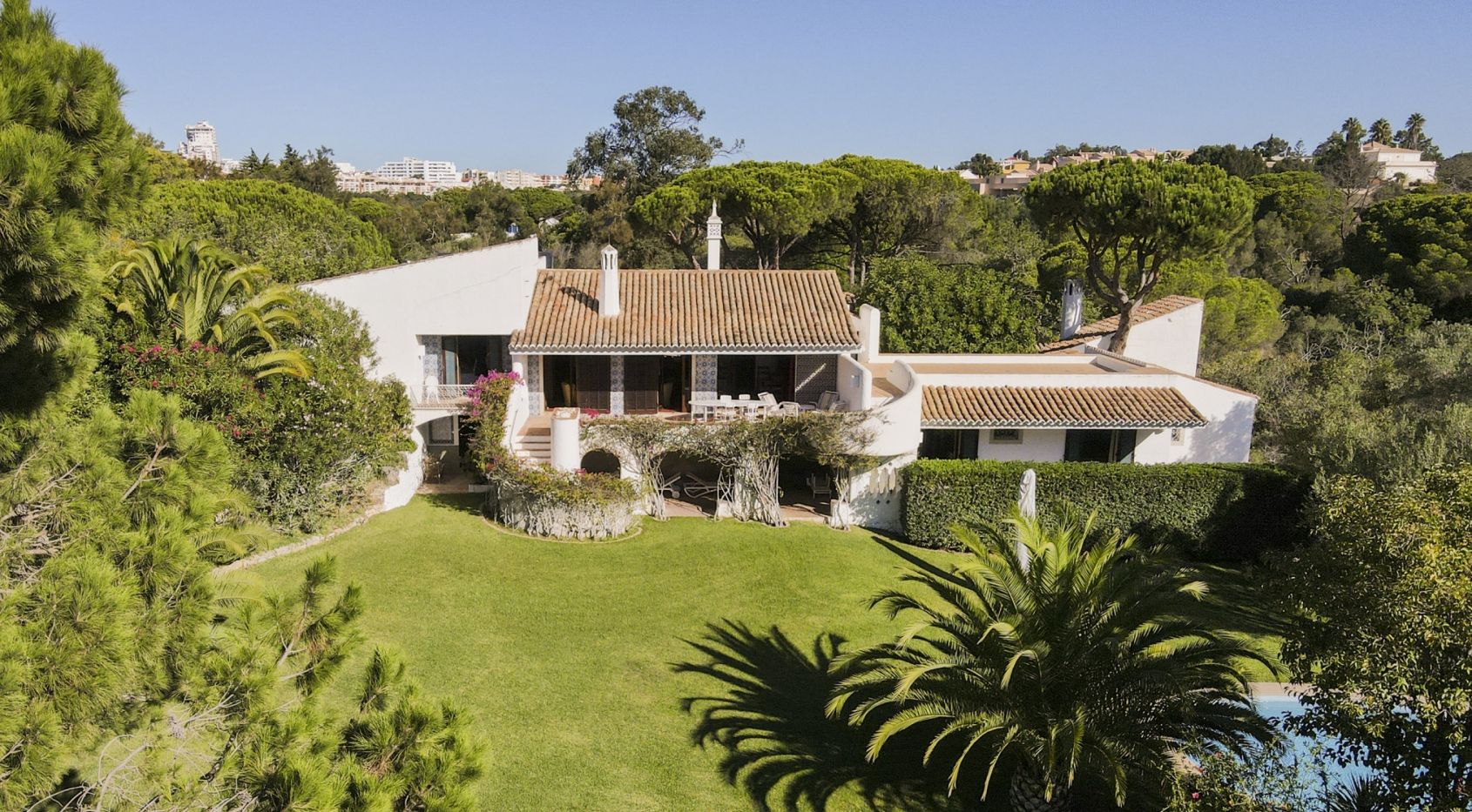 5-Schlafzimmer-Anwesen, nur wenige Gehminuten zum Strand, 3 ha. Land, Albufeira