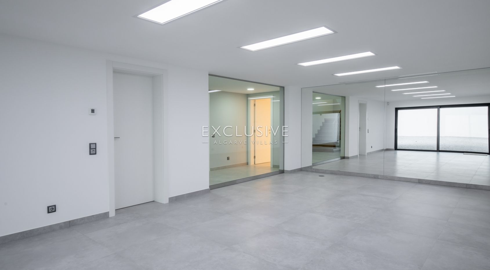 Large and modern, private villa with sea views, in Lagos