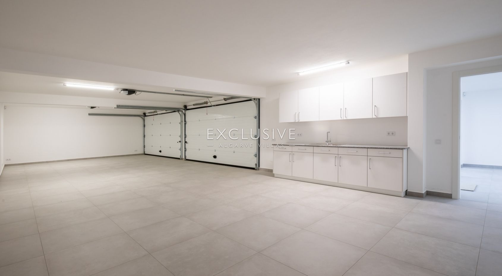 Large and modern, private villa with sea views, in Lagos
