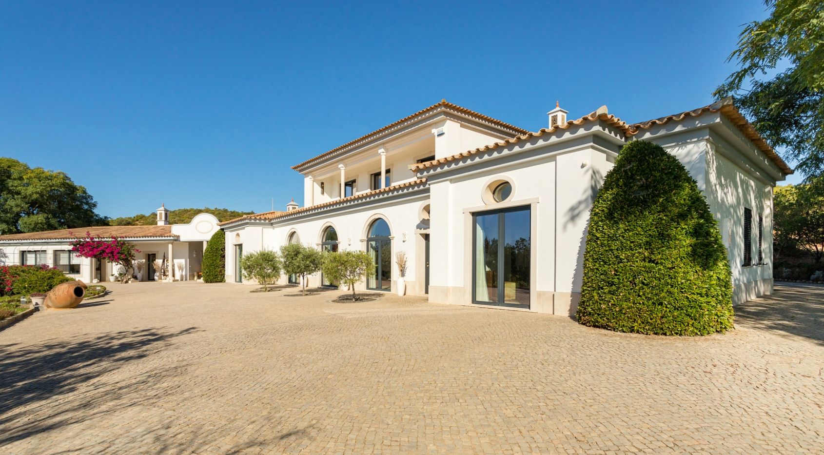 Large 3 +3 bedroom villa on large estate in Tavira, Algarve