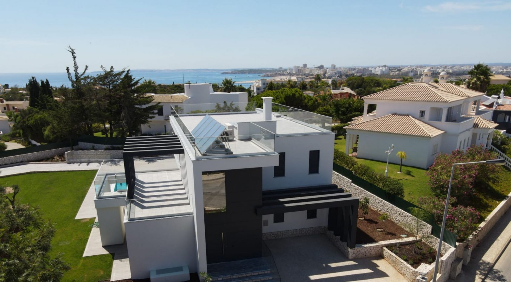 Moderne Villa mit Meerblick in Ferragudo, Algarve