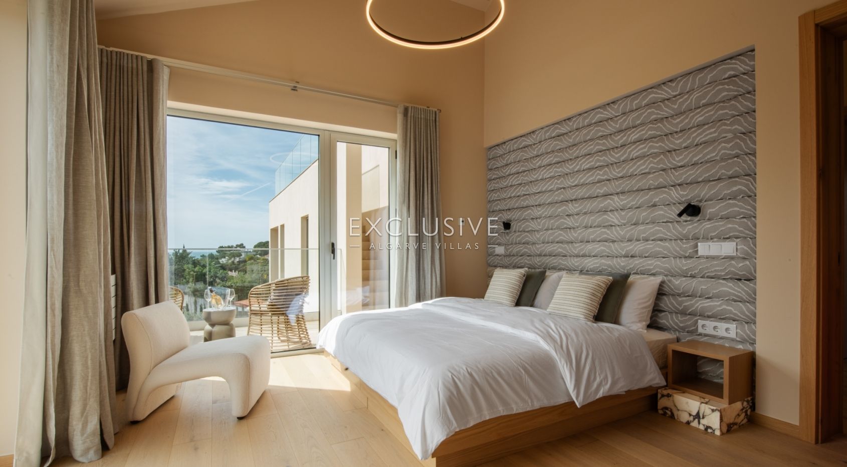 Moderne designvilla kopen met uitzicht op zee op loopafstand van Carvoeiro, Algarve