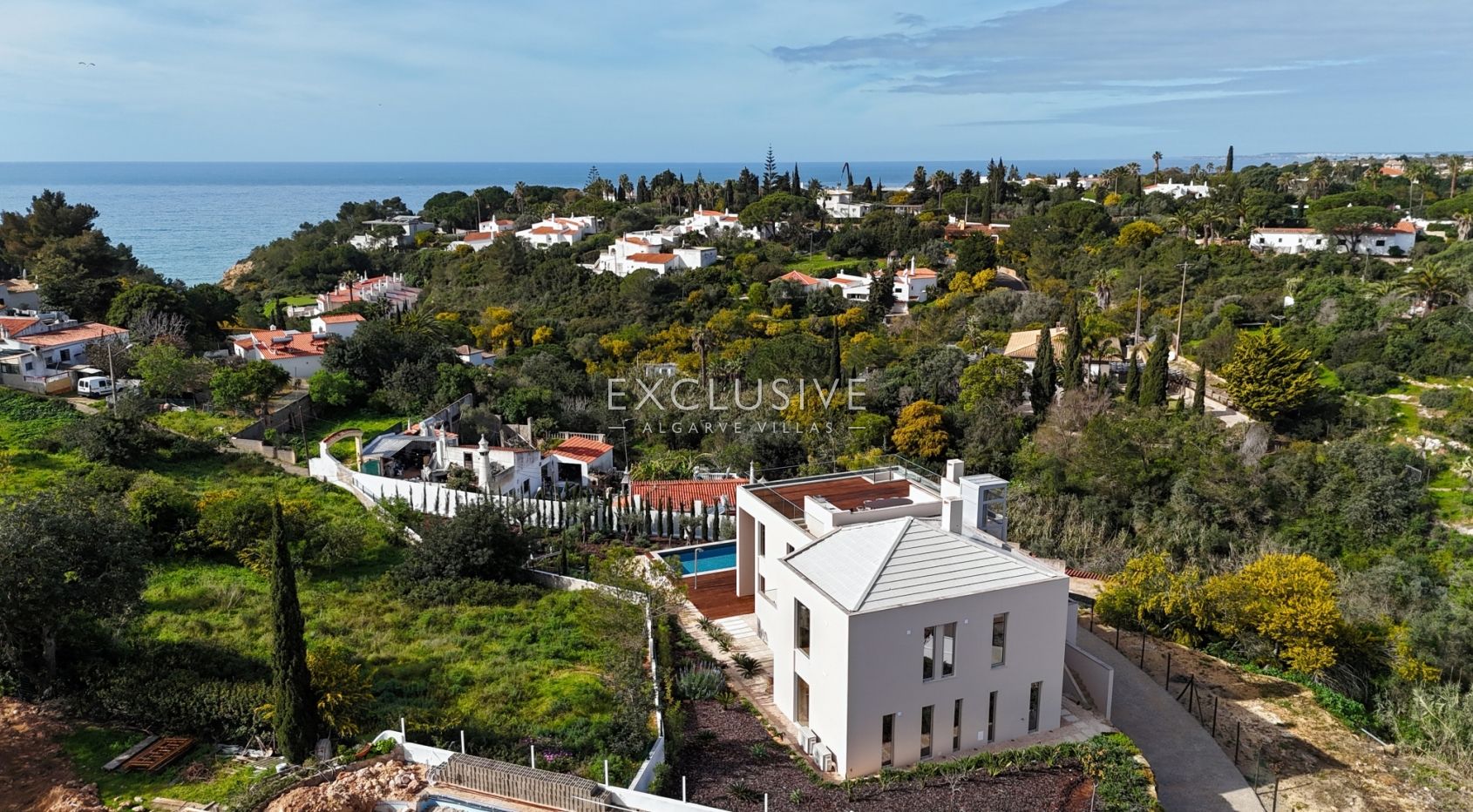 Moderne designvilla kopen met uitzicht op zee op loopafstand van Carvoeiro, Algarve