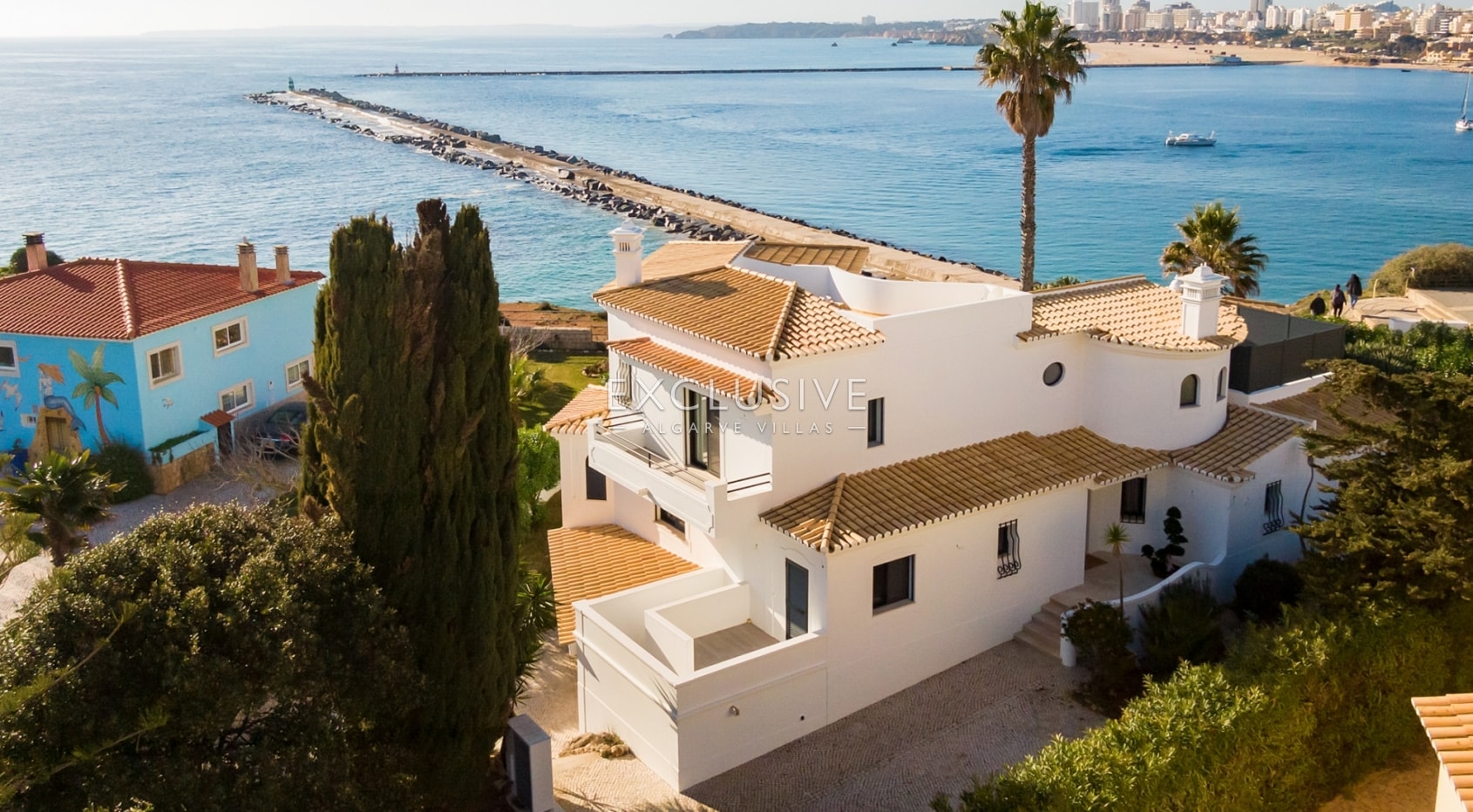 Ocean front villa in Ferragudo, Algarve
