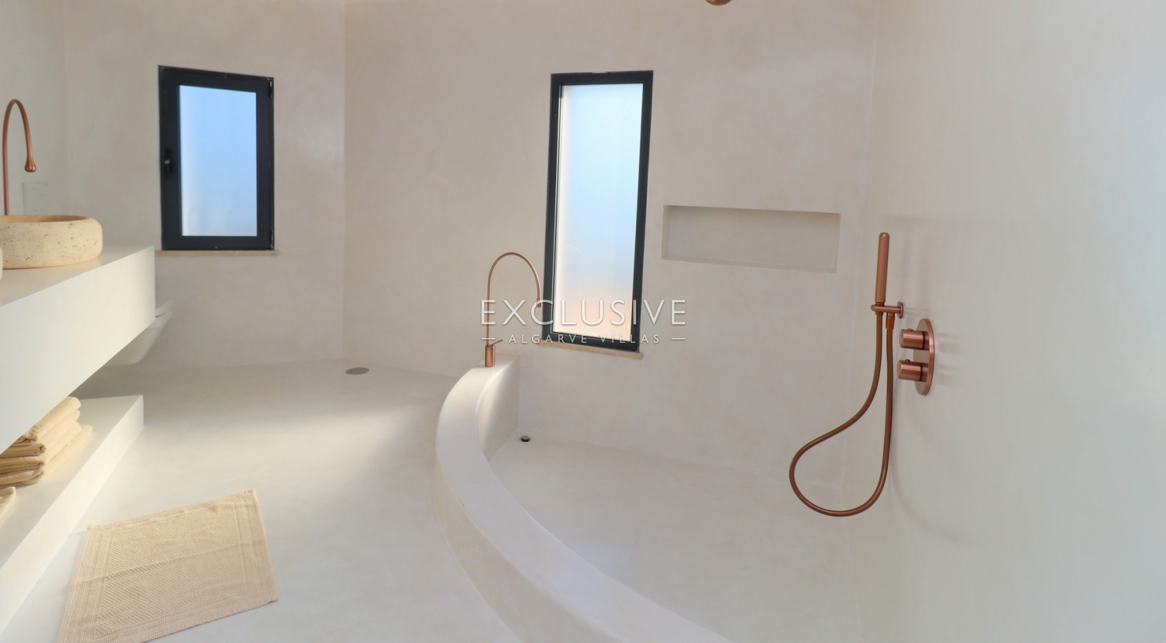 Ocean front villa in Ferragudo, Algarve