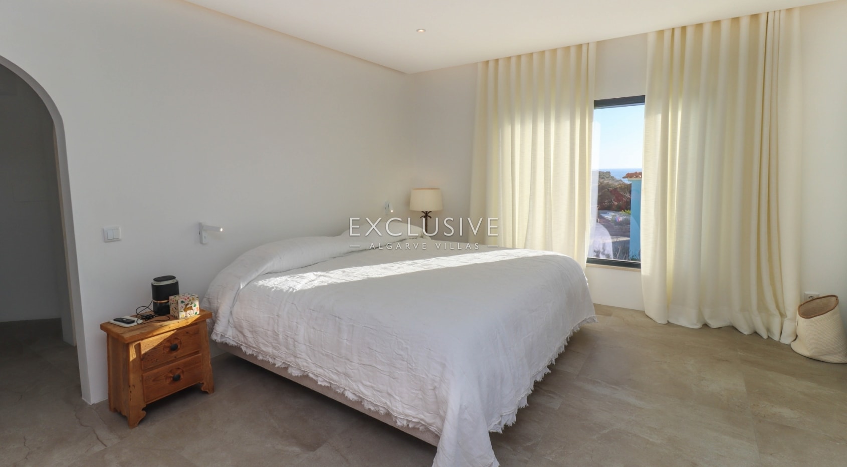 Ocean front villa in Ferragudo, Algarve