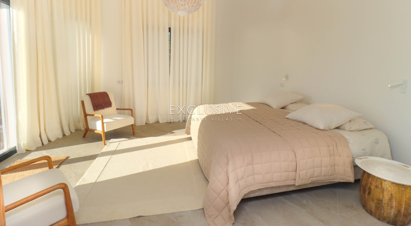 Ocean front villa in Ferragudo, Algarve