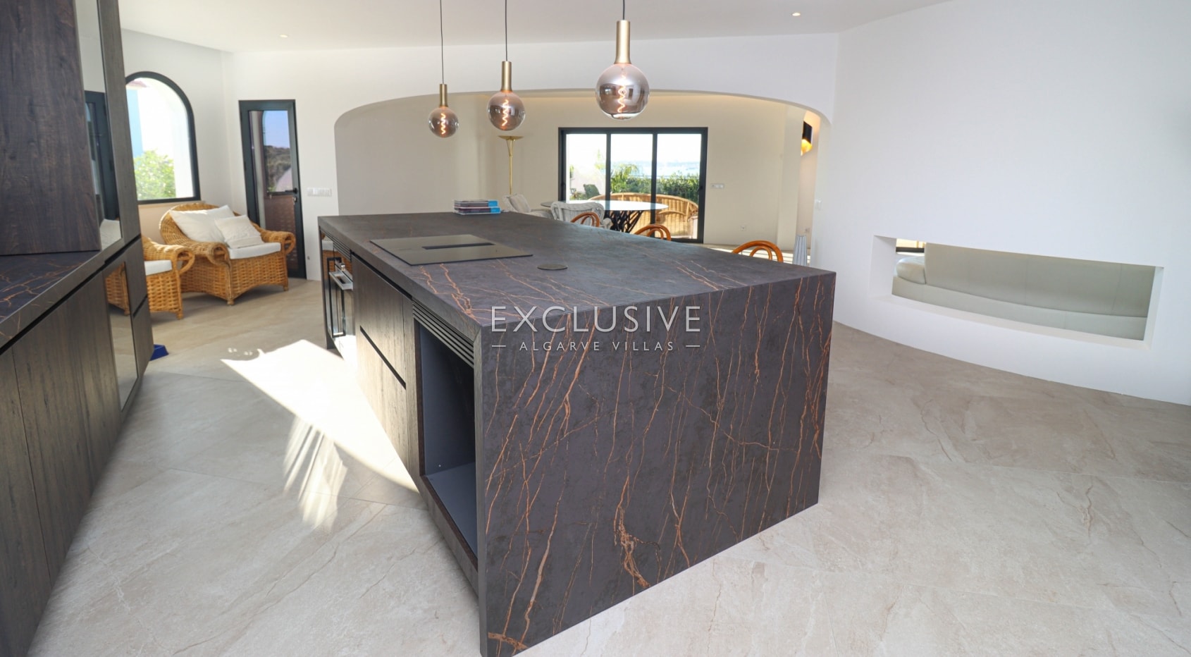 Ocean front villa in Ferragudo, Algarve
