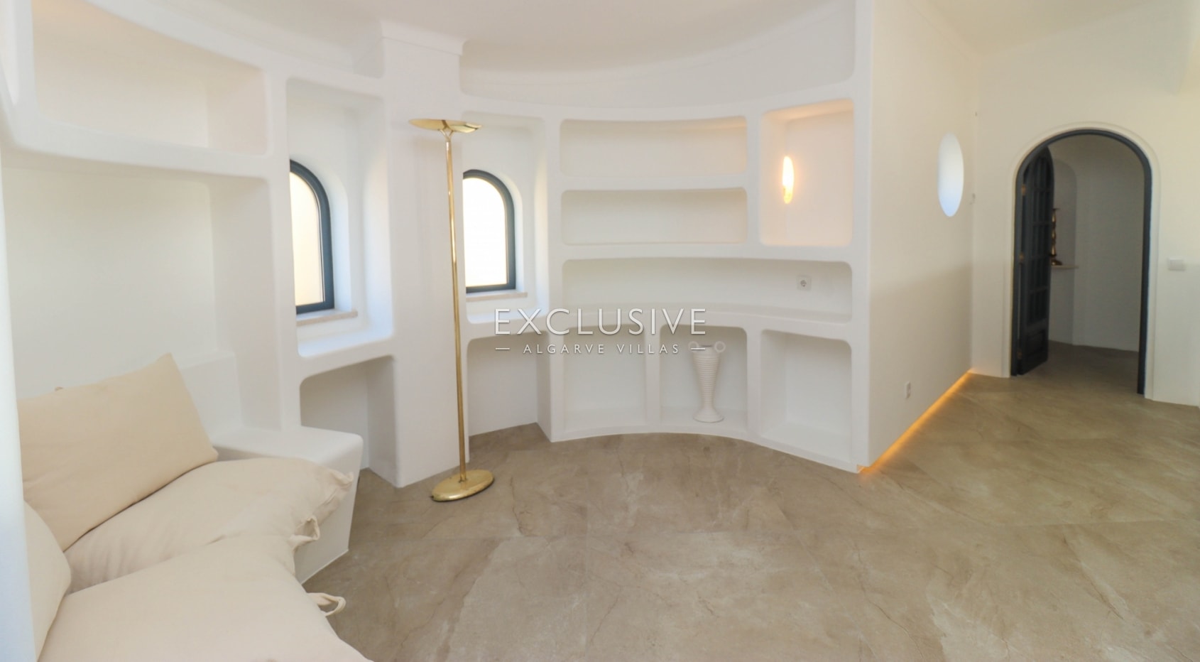 Ocean front villa in Ferragudo, Algarve