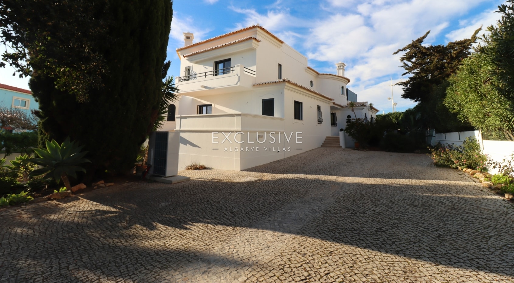 Ocean front villa in Ferragudo, Algarve
