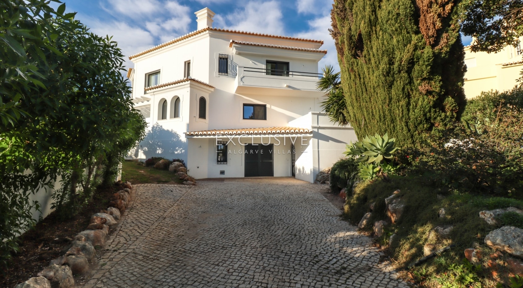 Ocean front villa in Ferragudo, Algarve