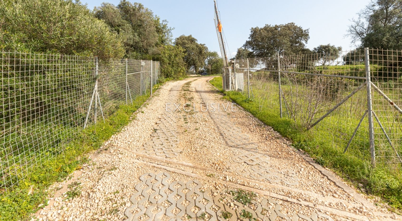 Fantastic plot with small house Portimao, Algarve