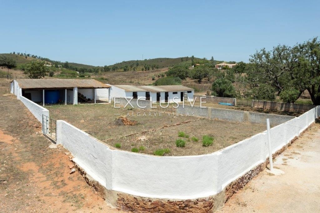 Excellent investment opportunity in the countryside large villa on large grounds, Lagos
