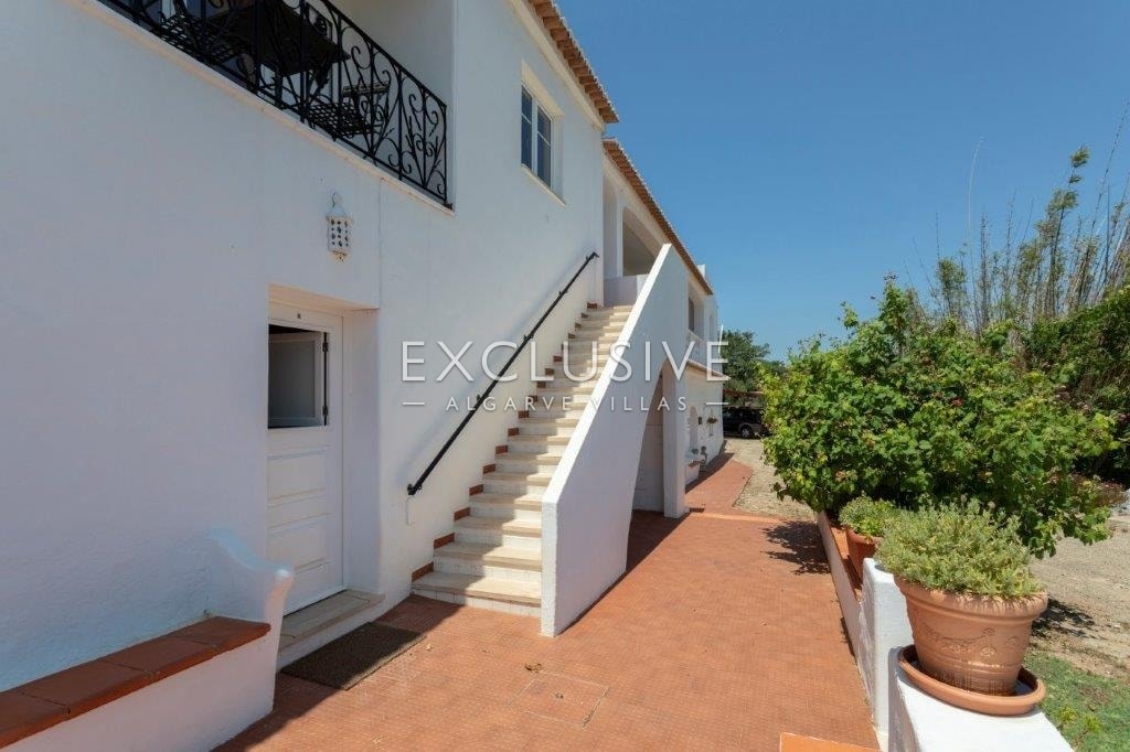 Excellent investment opportunity in the countryside large villa on large grounds, Lagos