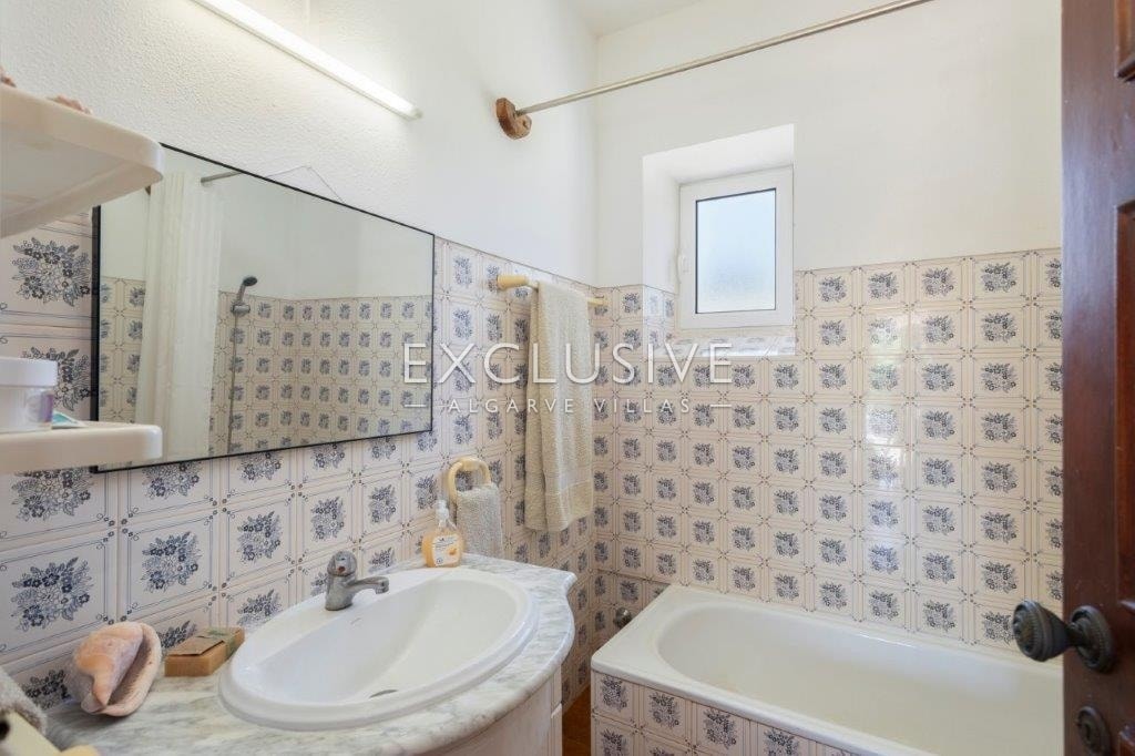 Excellent investment opportunity in the countryside large villa on large grounds, Lagos