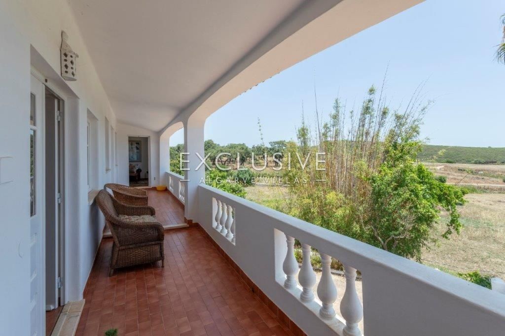 Excellent investment opportunity in the countryside large villa on large grounds, Lagos