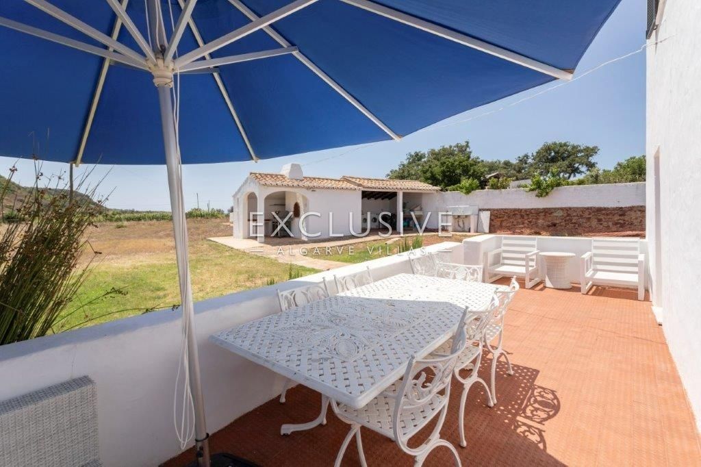 Excellent investment opportunity in the countryside large villa on large grounds, Lagos