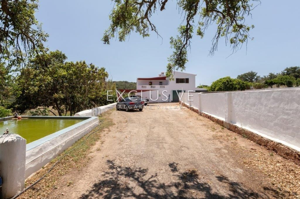 Excellent investment opportunity in the countryside large villa on large grounds, Lagos