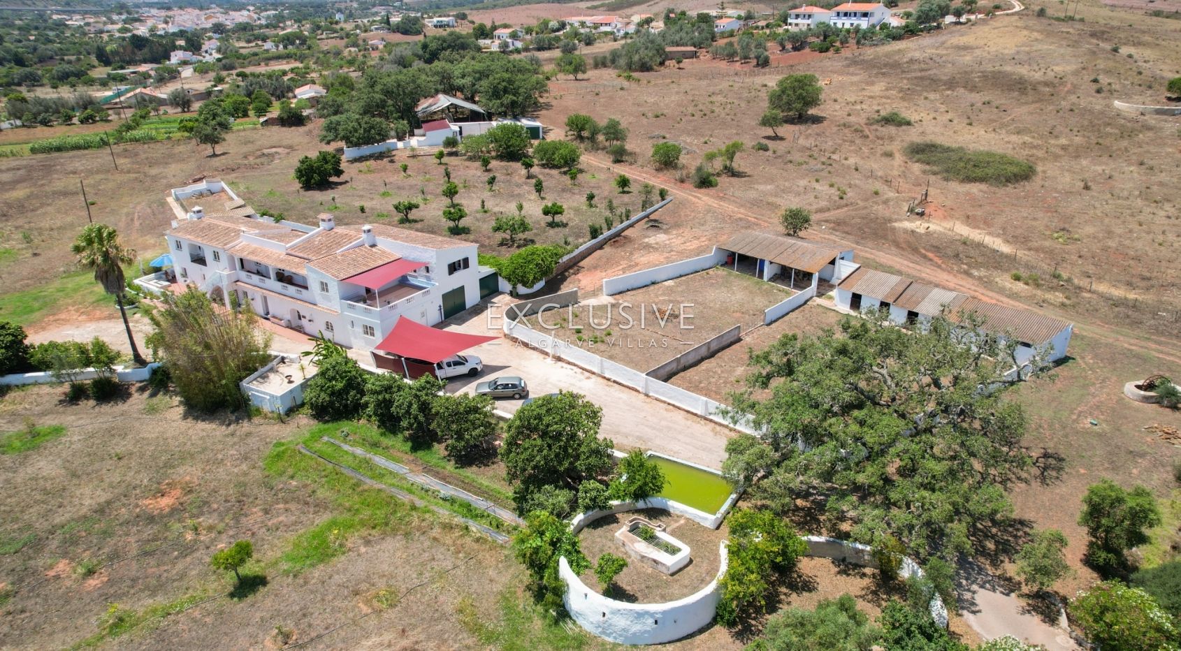 Excellent investment opportunity in the countryside large villa on large grounds, Lagos