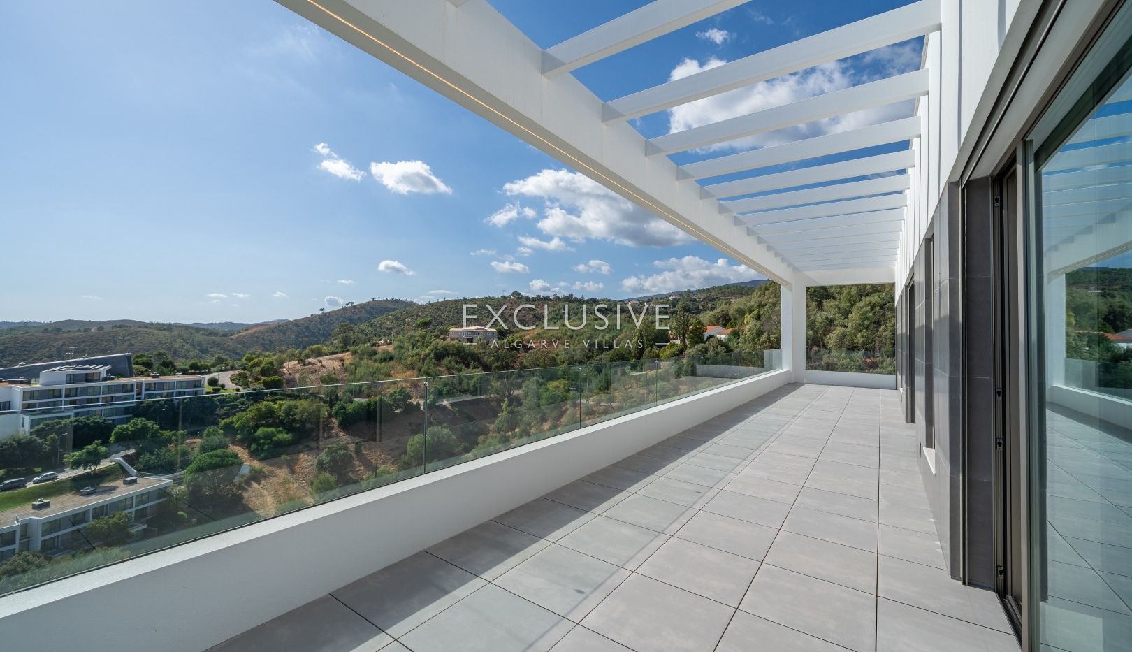 Neue luxuriöse Villa mit Aufzug und Meerblick in Caldas de Monchique, Algarve.