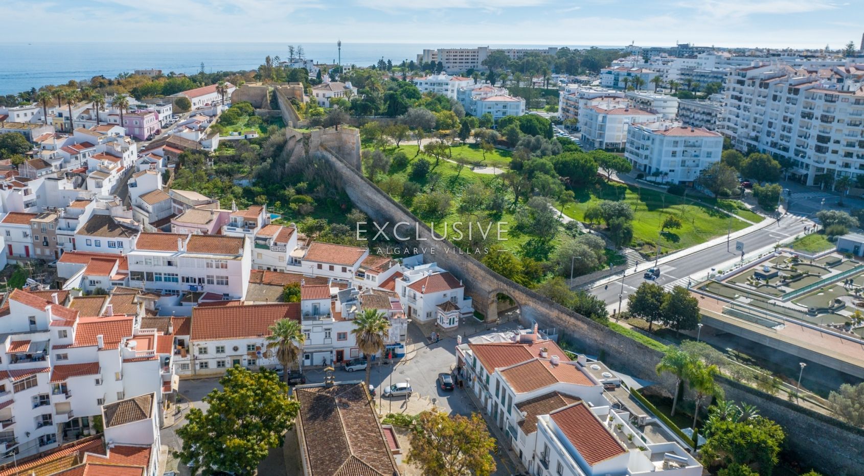 Stadsvilla met privé zwembad bij de oude stadsmuren in Lagos centrum, West Algarve