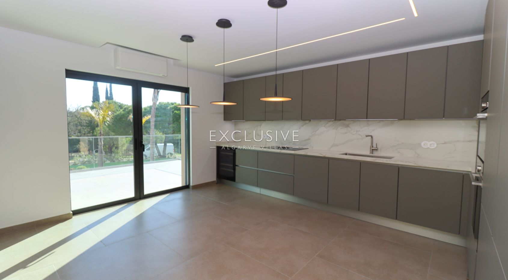 Modern Villa Salicos, Carvoeiro, Algarve