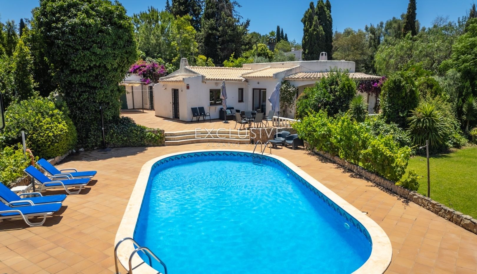 Single story 3 bedroom villa with swimming pool, garage in Portimão, Algarve