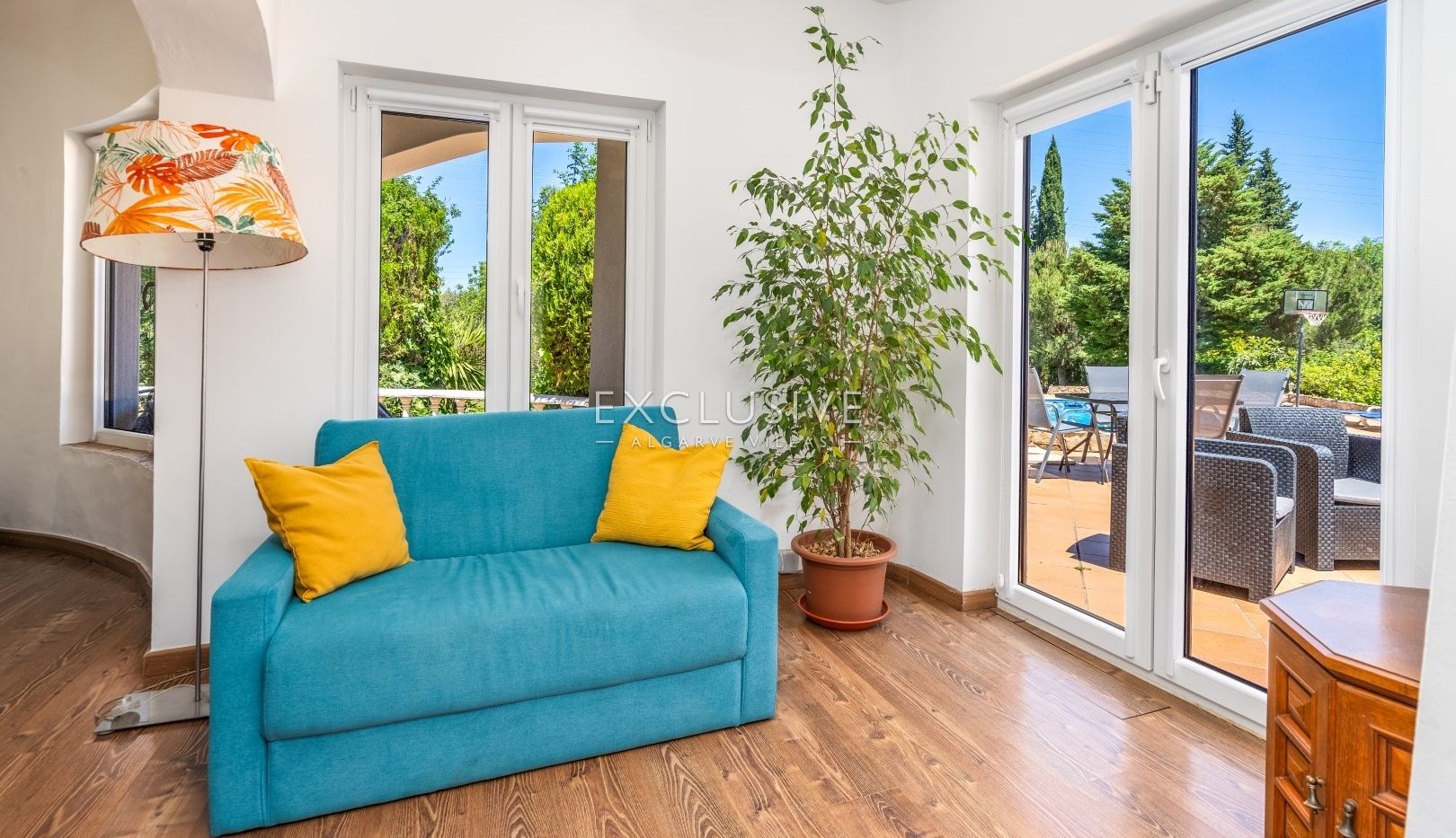 Single story 3 bedroom villa with swimming pool, garage in Portimão, Algarve