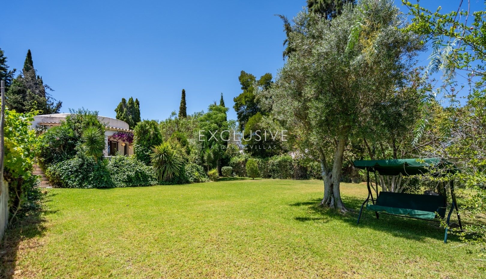 Single story 3 bedroom villa with swimming pool, garage in Portimão, Algarve